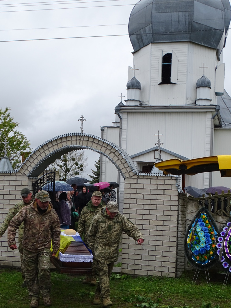 Повернувся до рідного дому «на щиті»: на Волині в останню дорогу провели Героя Сергія Гручину