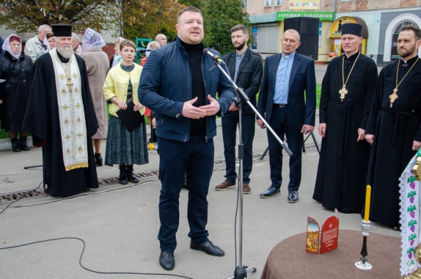 Об'єдналися всі релігійні громади: У центрі Нововолинська помолилися за мир в Україні