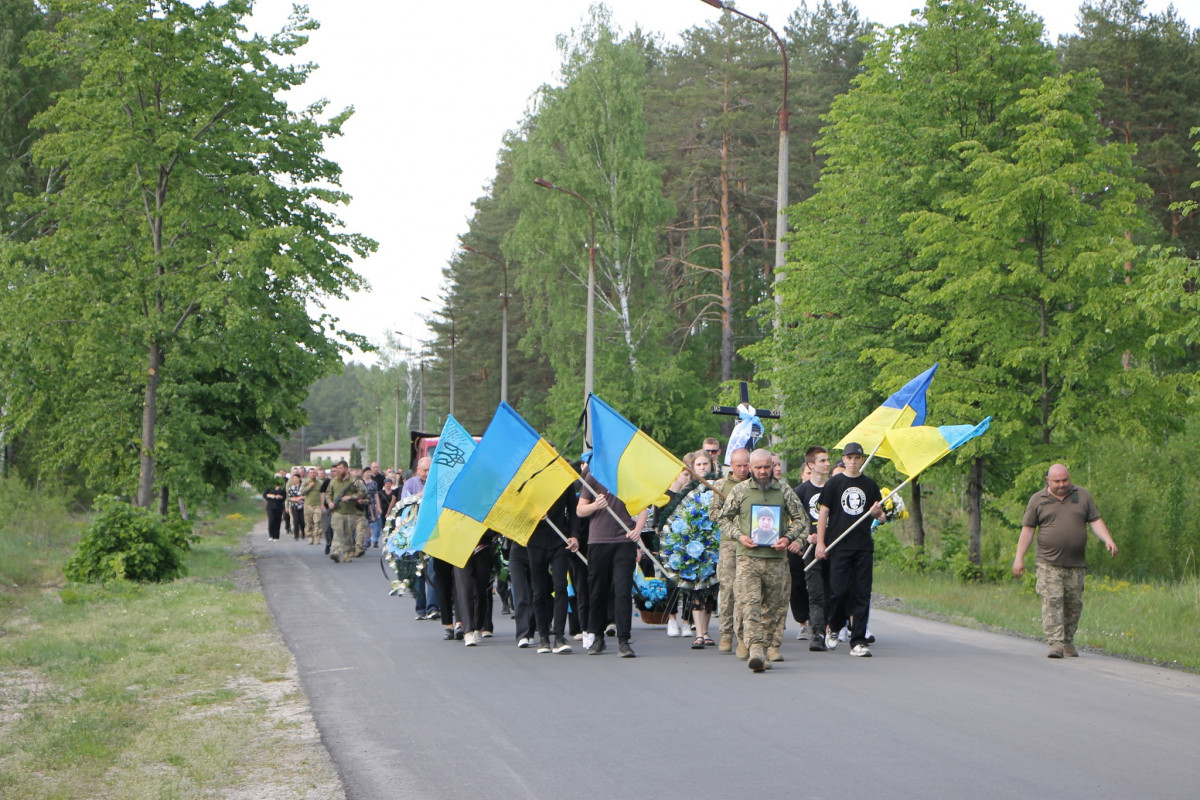 Дві донечки ніколи більше не побачать татка: напередодні Великодня на Волині попрощались з Героєм Олександром Муковським