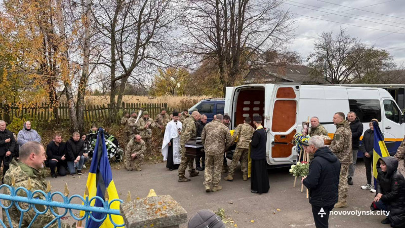 Коровай ділили на похороні: на Волині провели в останню дорогу Героя Павла Дорощука