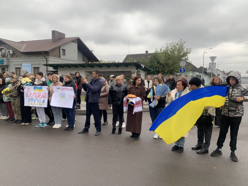 Вперше за понад 3,5 роки ступив на рідну землю: додому повернувся звільнений з полону волинянин Андрій Ховхун
