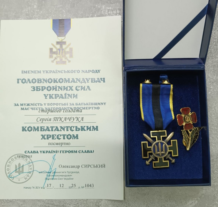 Майже 5 років боронив країну від окупантів: родині воїна з Волині вручили його посмертну нагороду від Головнокомандувача ЗСУ