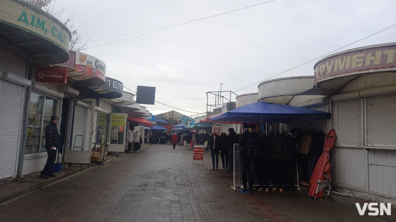 Скільки на ринку у Луцьку коштують зимові куртки та взуття?