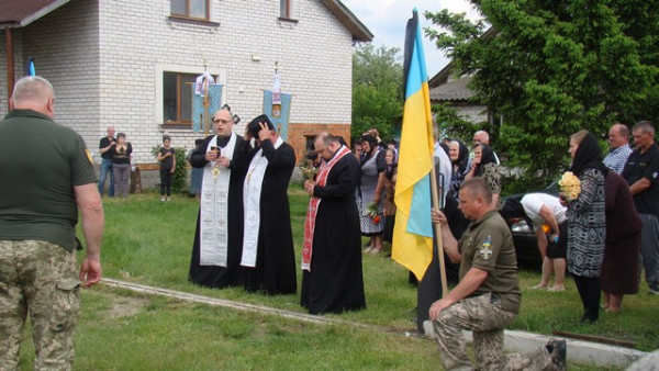 На Волині живим коридором та на колінах зустріли загиблого Героя, який захищав Україну