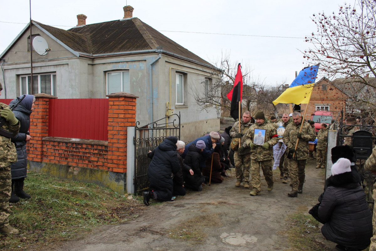 Весільний коровай розділили на кладовищі: на Волині попрощались з Героєм Павлом Бурцем