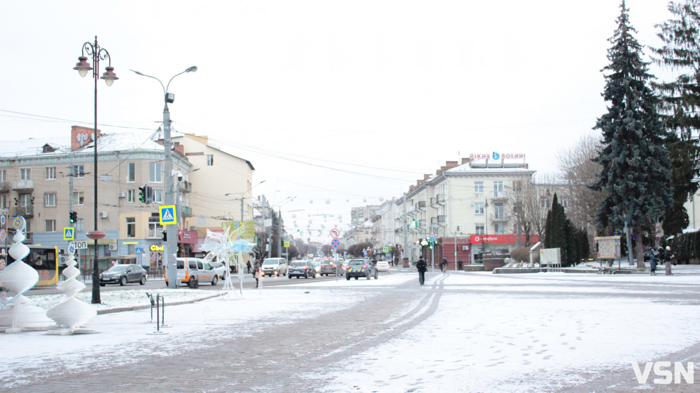 Засніжений Луцьк: як виглядають парки та двори міста взимку напередодні Нового 2026 року. Фоторепортаж