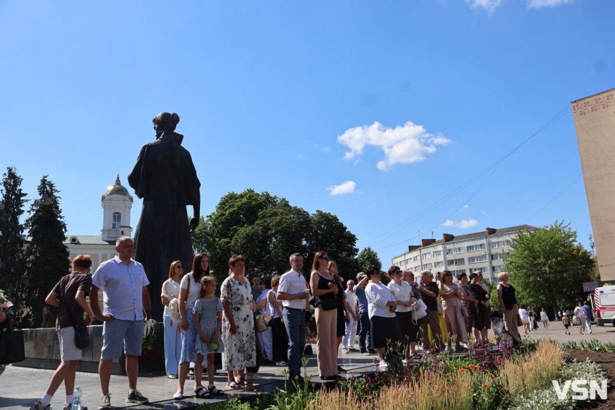 Понад 300 медалістів: у центрі Луцька урочисто нагородили найкращих випускників 2026 року