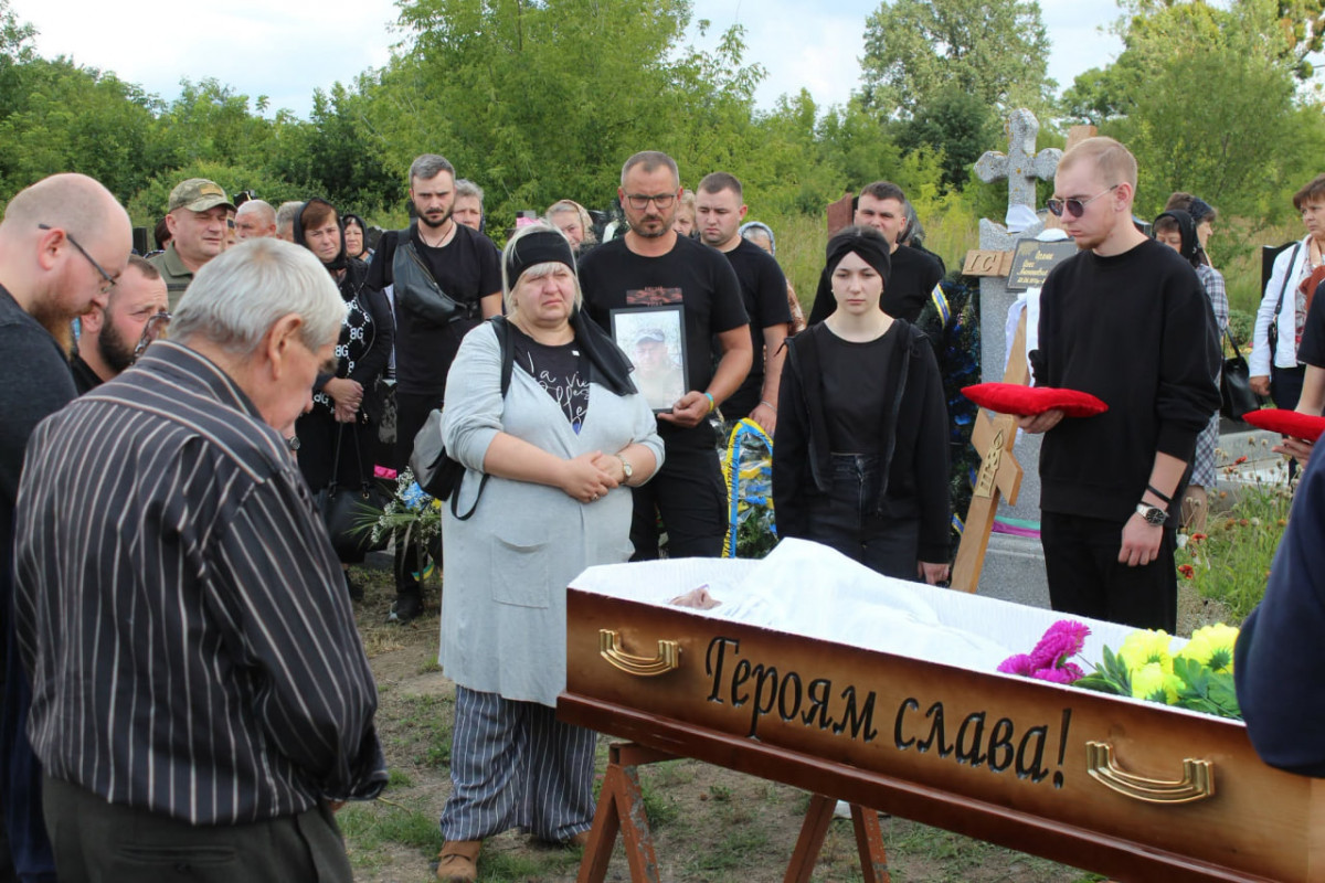 Незламний артилерист, нагороджений «Золотим хрестом»: на Волині попрощалися з Героєм Олегом Орлюком