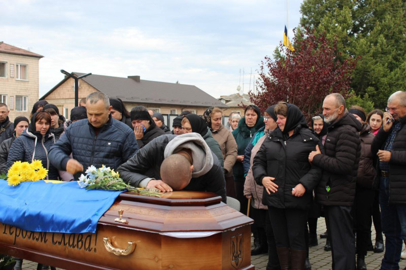 Маленький син ніколи більше не побачить тата: на Волині попрощалися з Героєм Миколою Мясковським
