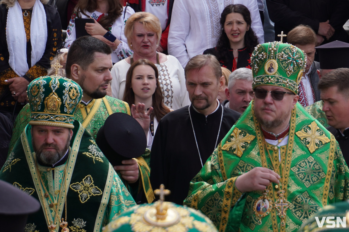 Хресна хода і спільна молитва: як минула літургія за участі Епіфанія у Луцьку. Фоторепортаж
