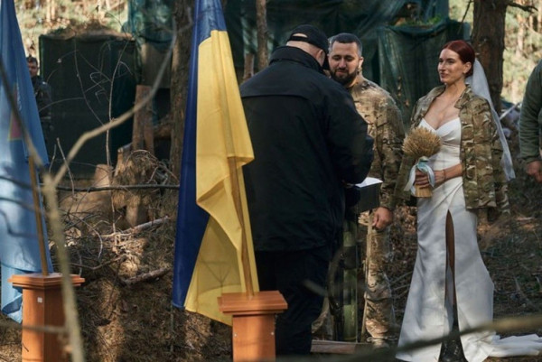 Розписував генерал ЗСУ: снайперка Жанна д'Арк вийшла заміж на передовій