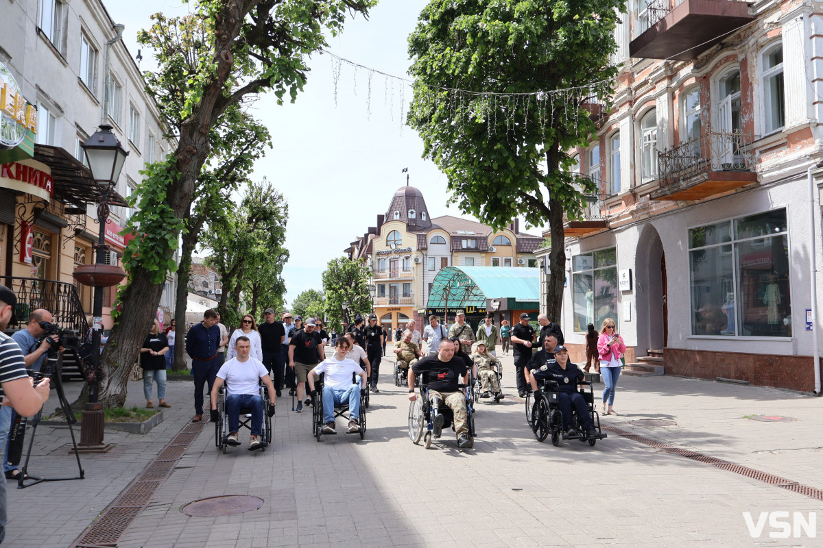 У центрі Луцька посадовці вчилися долати бордюри у кріслах колісних. Фото