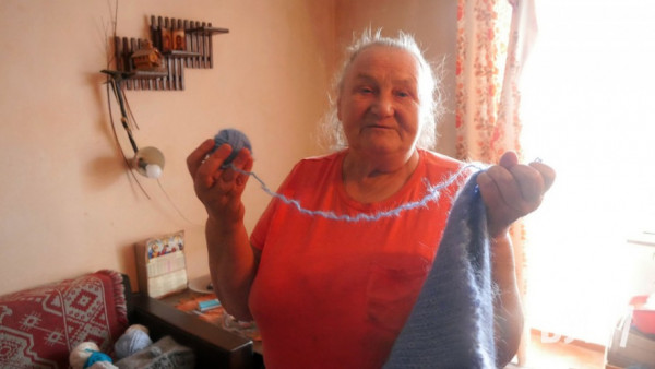 Бабуся з Волині вже 8 років в’яже шкарпетки для військових