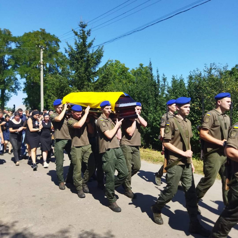 Мати чекала з перемогою, а зустріла в домовині: попрощалися із ексфутболістом волинського клубу Романом Шавлюком