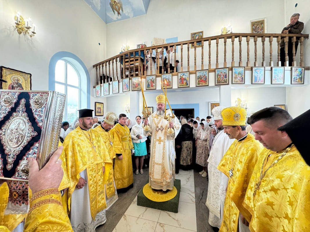 На Волині після пожежі відбудували храм: його освятив митрополит Михаїл