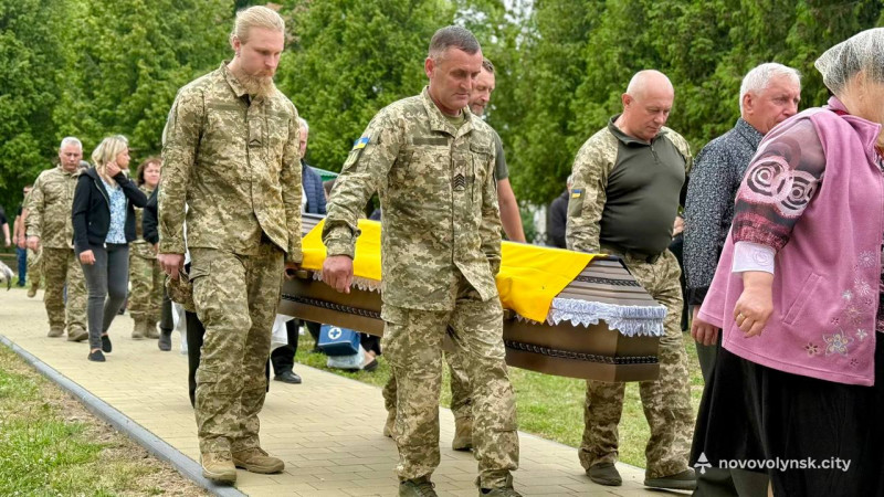 Громада у жалобі: на Волині попрощалися з двома полеглими воїнами - Віталієм Ткачовим і Максимом Медведчуком
