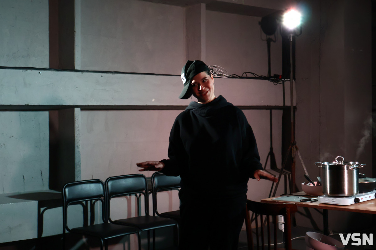 Говорити про війну під час війни — це сповідь: у Луцьку відбувся передпоказ вистави-імпровізації «Червоний борщ»