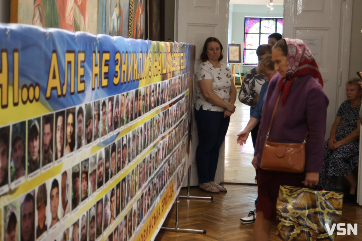 «Ненароджені для війни»: у Луцьку відкрили фотовиставку про полеглих, полонених і зниклих безвісти бійців 82-ї бригади