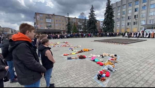 На Волині діти виклали іграшками слово Буча