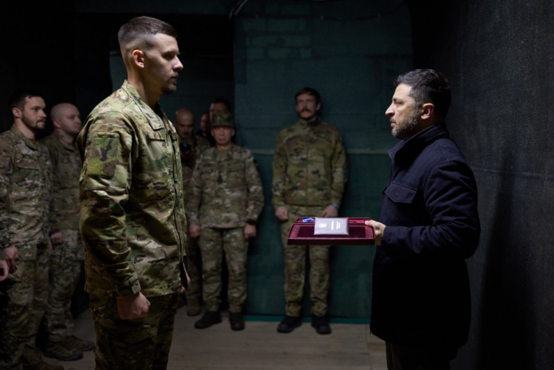 Зеленський відвідав воїнів «Азову» на Донеччині та нагородив захисників