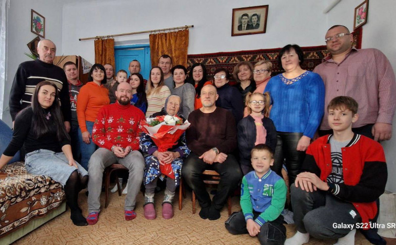 Має 8 онуків та 9 правнуків, готує смаколики для родини і допомагає обробляти город: історія довгожительки з Волині