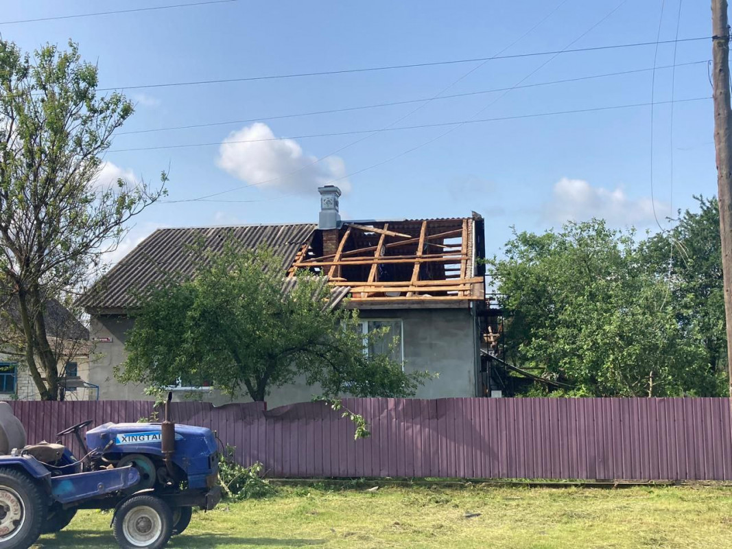 Зірвані дахи та потрощені паркани: негода понівечила село на Рівненщині. Фото
