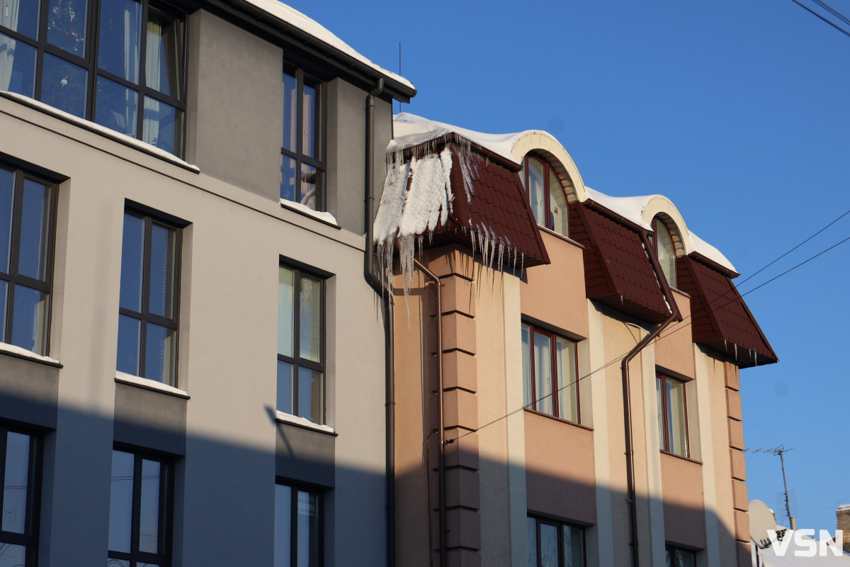 Небезпечні бурульки у Луцьку: хто відповідає за очищення дахів і як убезпечити себе