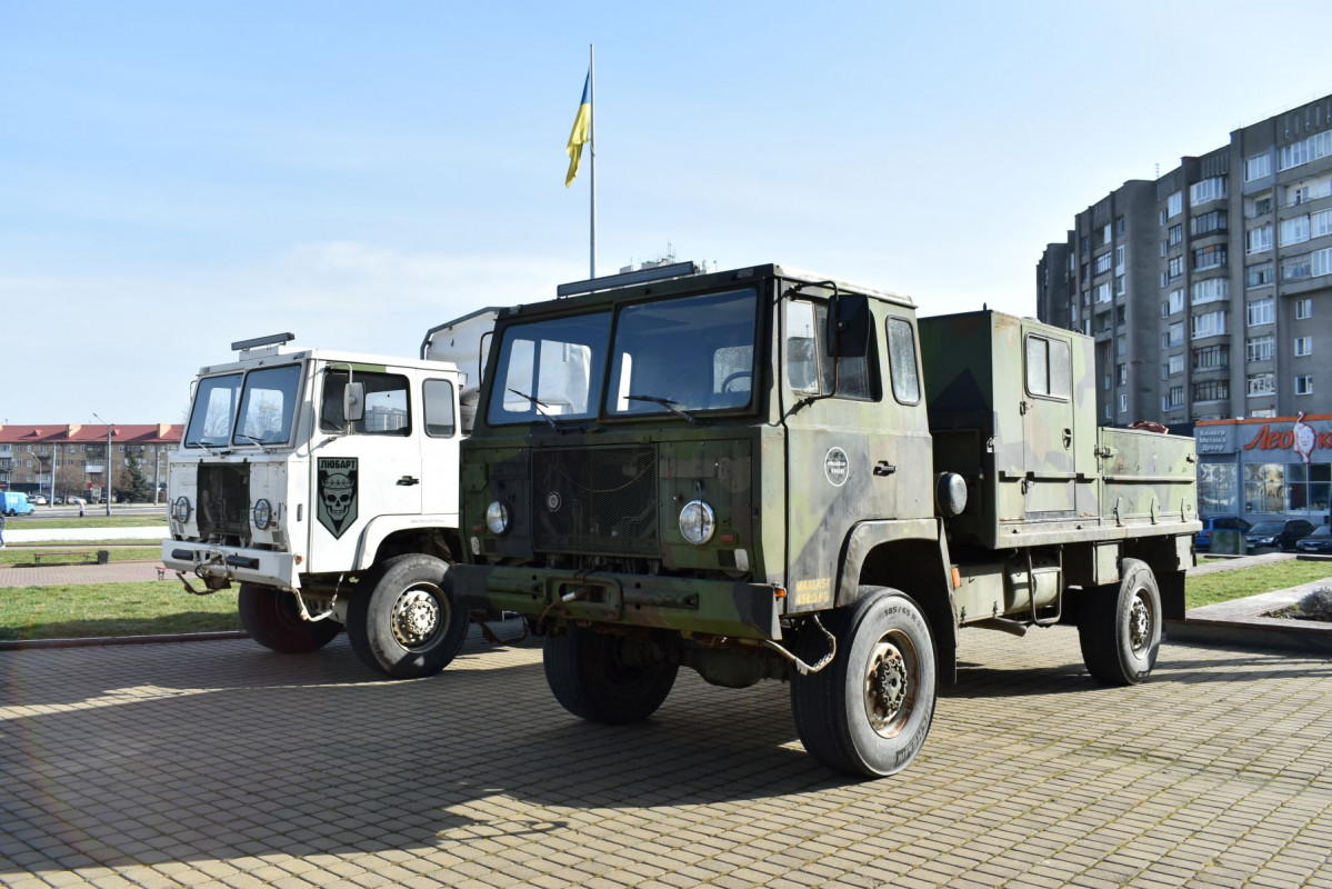У Луцьку військовим передали вантажівки