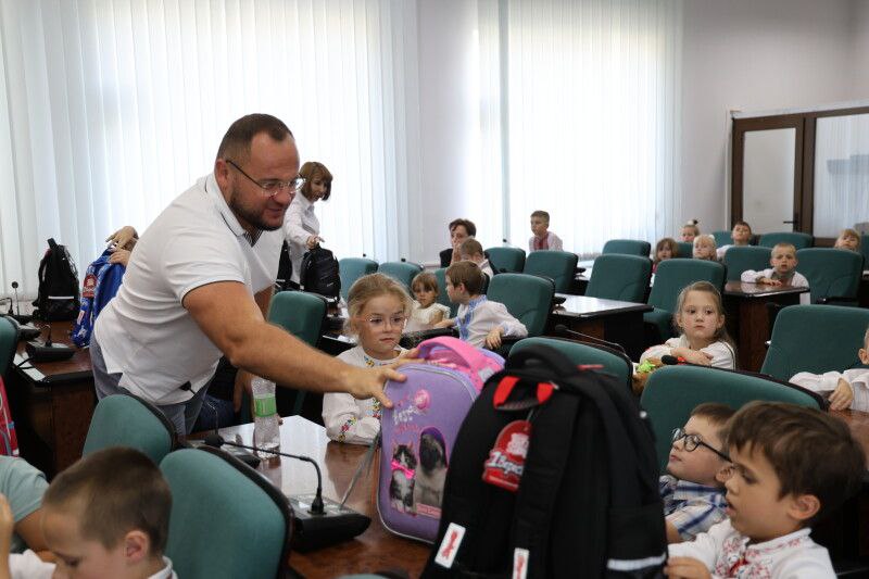 У Луцьку першокласники з пільгових сімей отримали свої перші шкільні портфелі