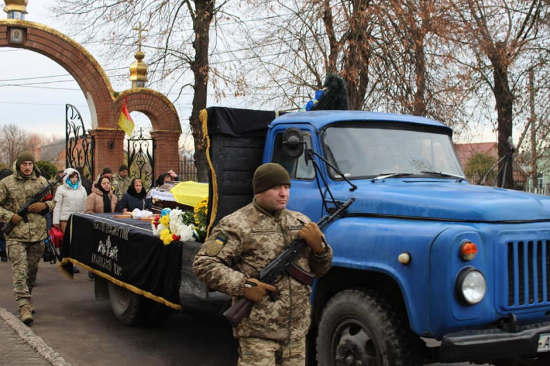 Донька та син втратили батька: на Волині попрощались із Героєм Василем Мартинюком