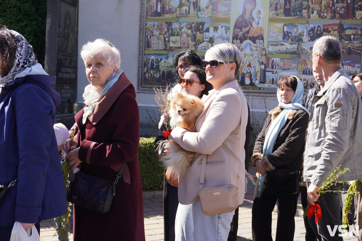 Сотні вірян прийшли освячувати вербу у головний собор Луцька. Фоторепортаж