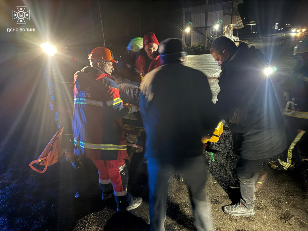 Моторошна ДТП за участю вантажівок на Волині: рятувальники деблокували потерпілих з машини. Фото