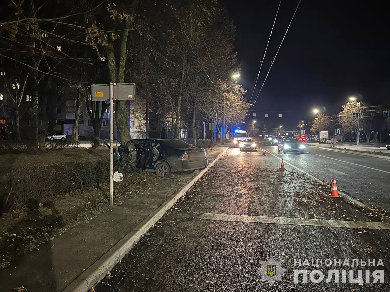 Нічна ДТП у Луцьку: водій на Lexus на шаленій швидкості влетів у дерево