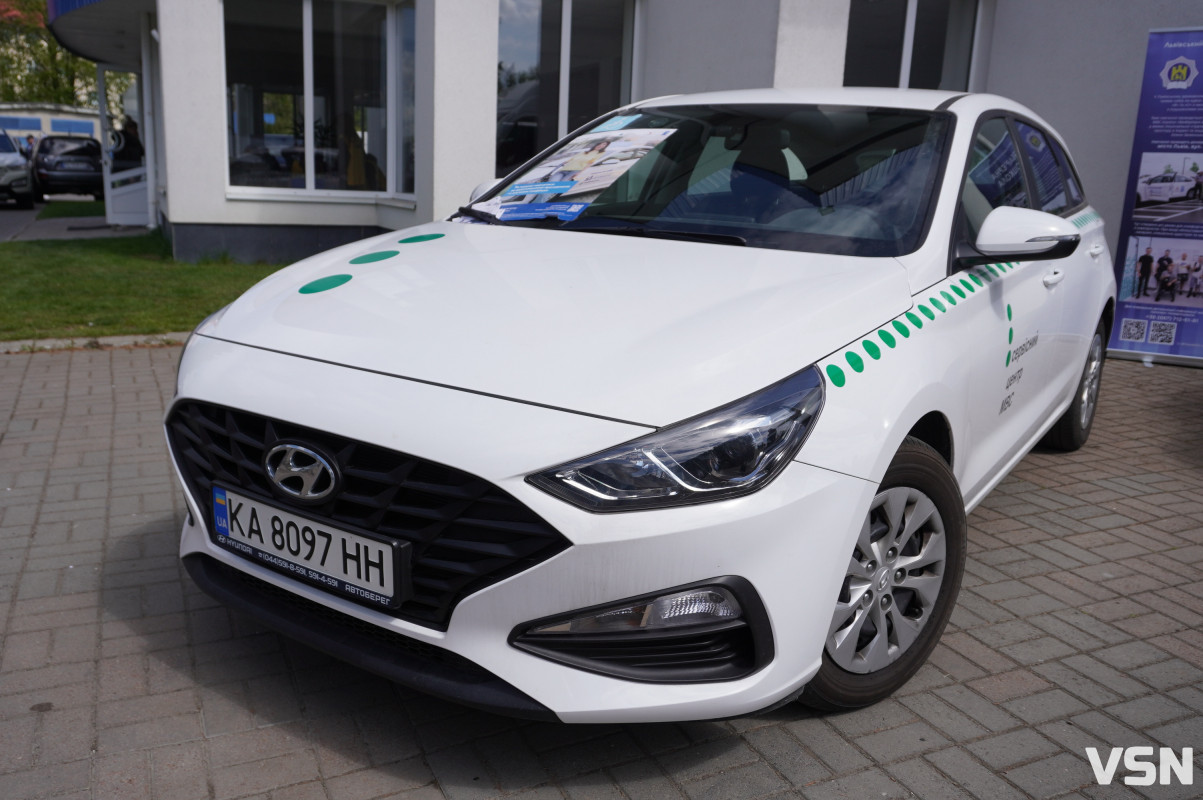 На стадіоні в Луцьку можна оформити водійські документи без черг — працює мобільний центр МВС