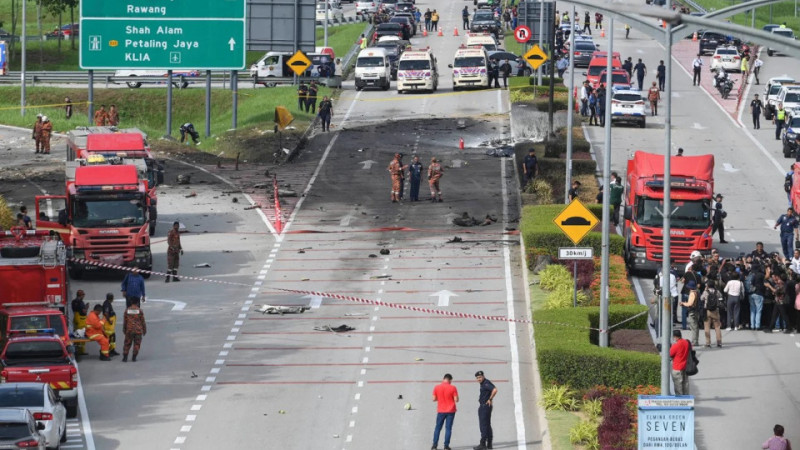 У Малайзії літак впав на автостраду: жахливі кадри трагедії