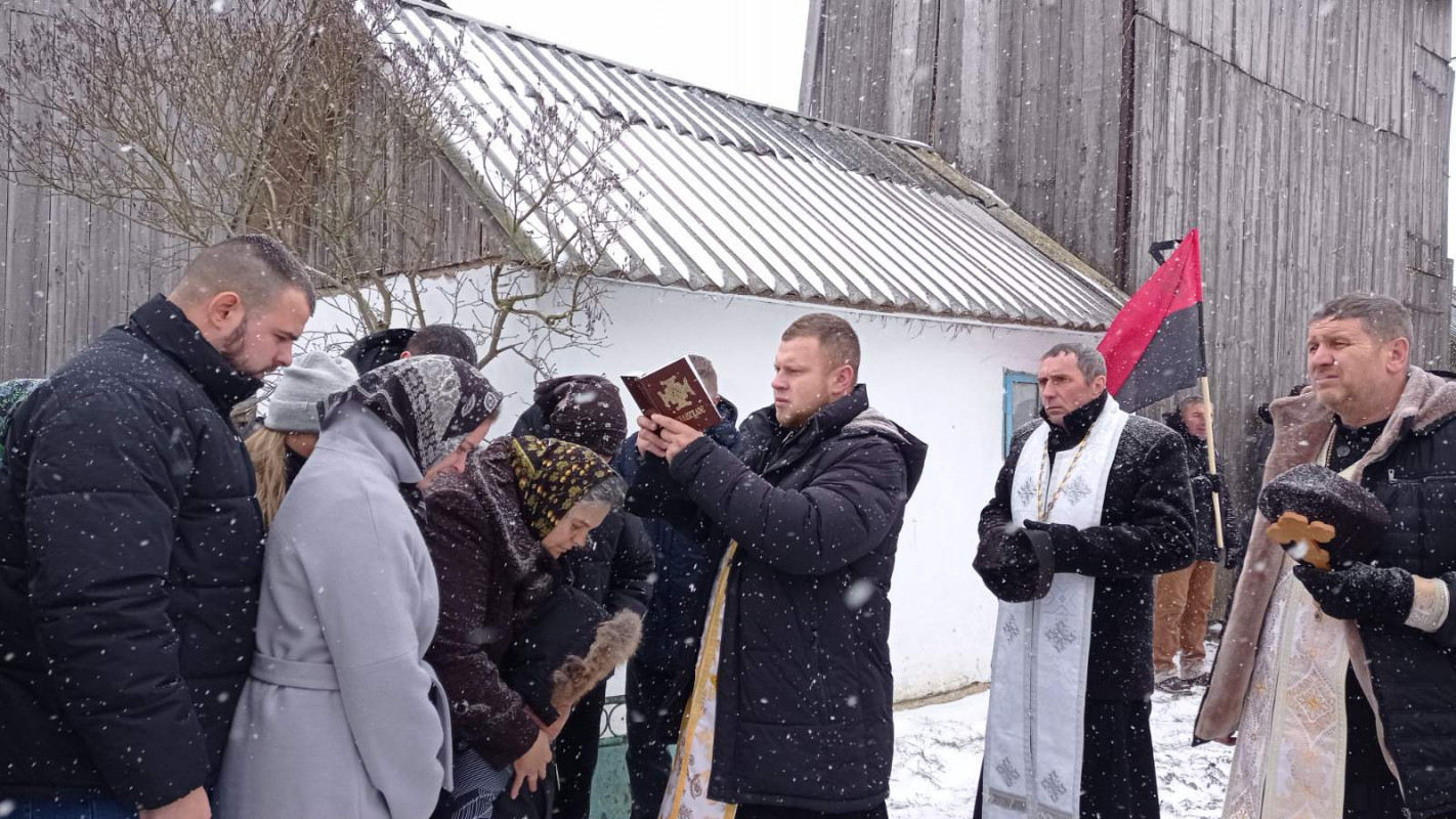 Все село прощалося на колінах в снігопад: на Волині поховали Героя Ігоря Байденка