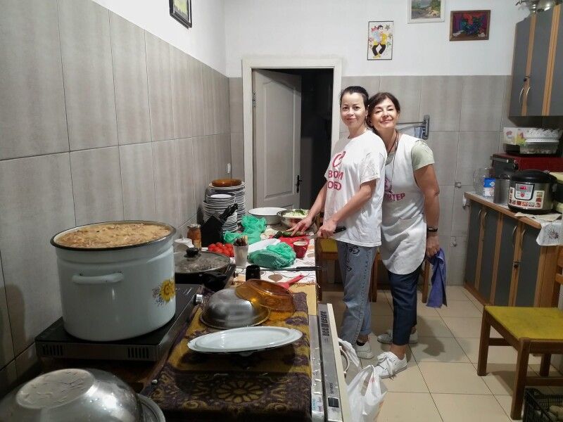 Миколаївчанка готує для переселенців в Луцьку смачні обіди