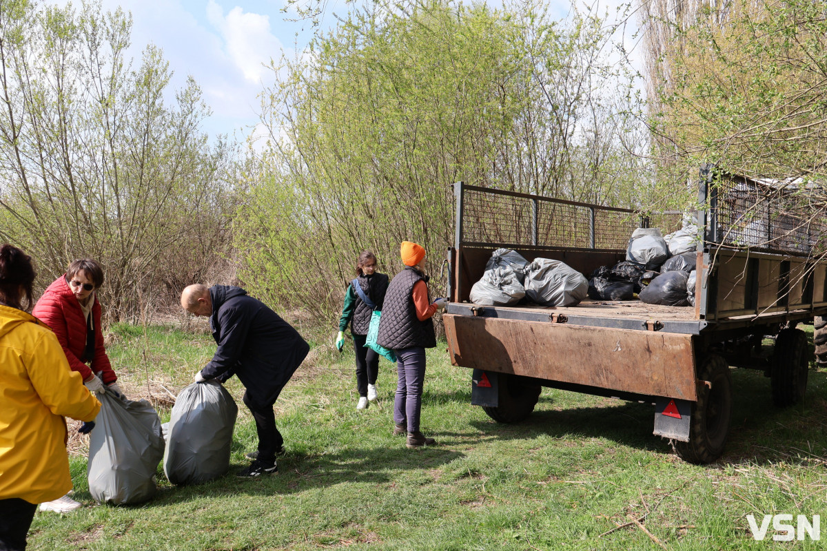 У Луцьку стартувала загальноміська толока: прибирають парки та заповідні зони