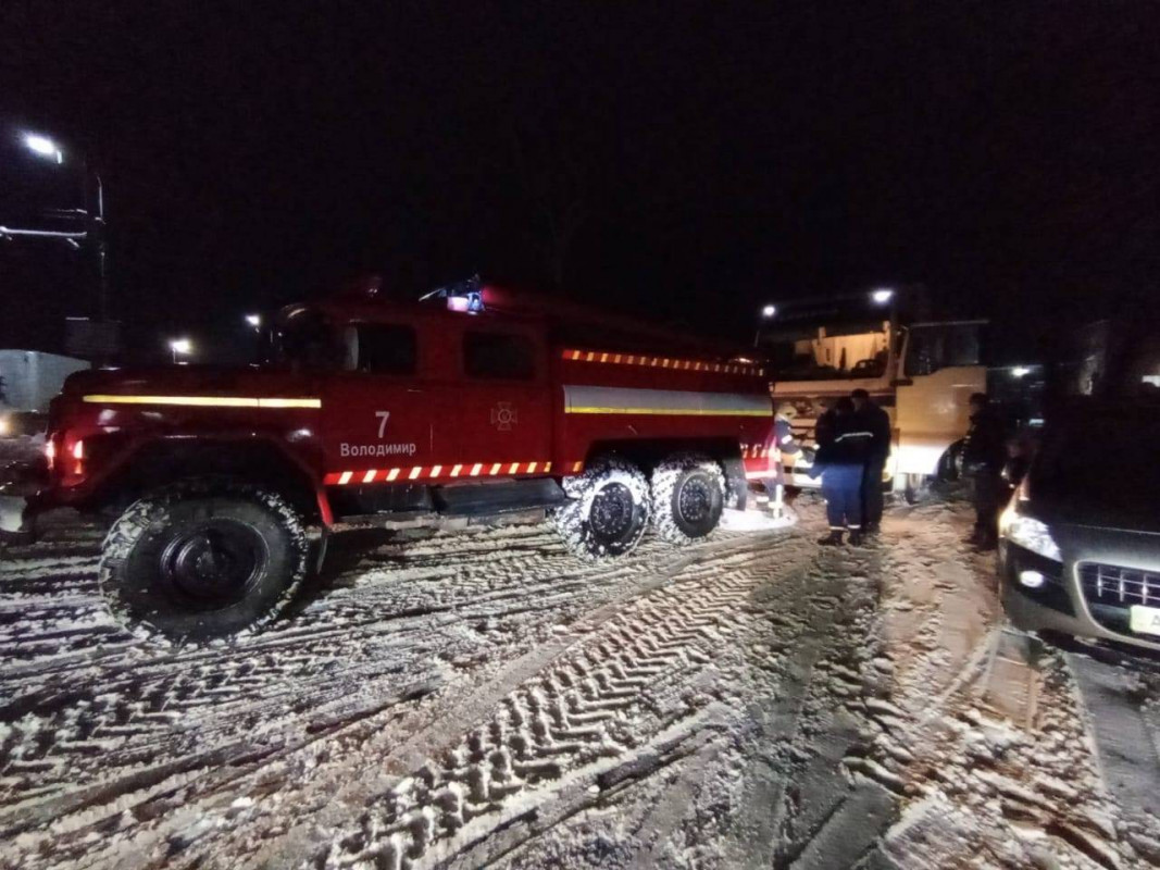 Негода на Волині: вантажівка перекрила рух на автошляху