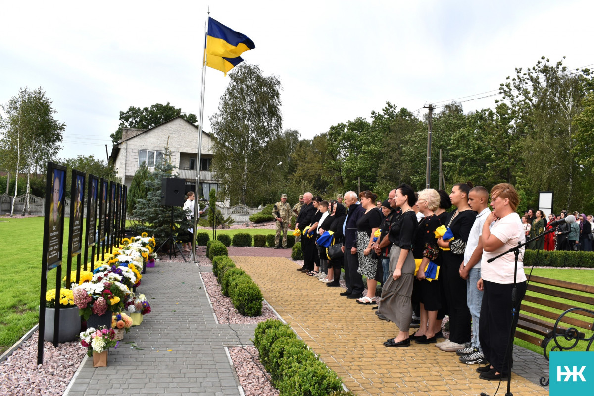 Сльози, голуби та шана загиблим захисникам: у громаді на Волині відкрили Алею пам’яті Героям