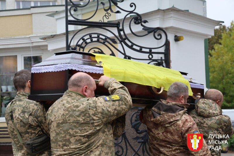 Залишилися мама, брати та син: у Луцьку провели в останню дорогу Героя Євгена Писаренка