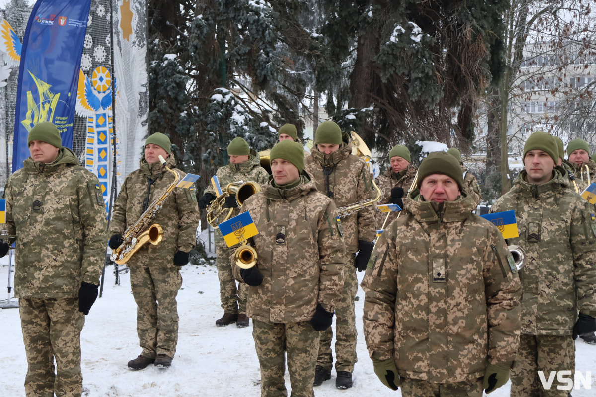 Лучани об’єдналися в «Ланцюг Єднання» до Дня Соборності України. Фоторепортаж