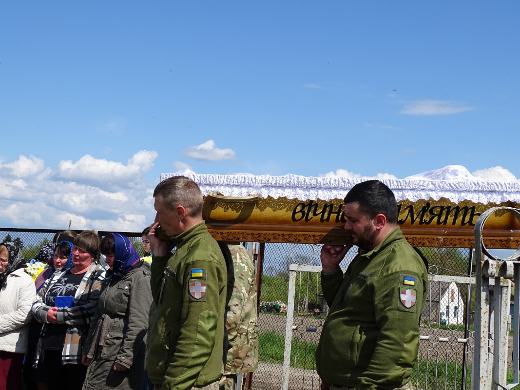 Останню дорогу встелили тюльпанами та бузком: на Волині попрощалися із 39-річним Героєм Андрієм Сливкою