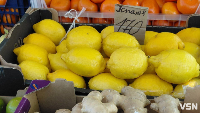 Скільки коштують фрукти та перші ягоди на ринку у Луцьку?