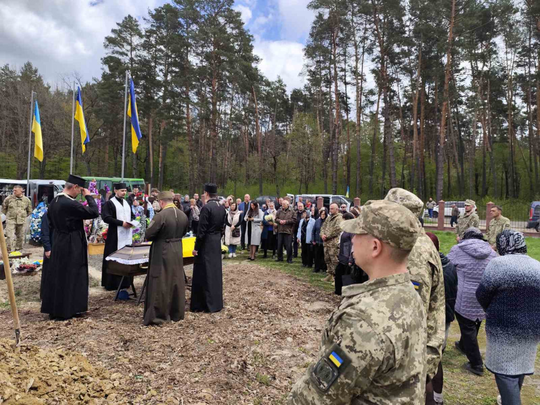 Останній дзвінок для Героя: у місті на Волині попрощалися з Олександром Каленюком