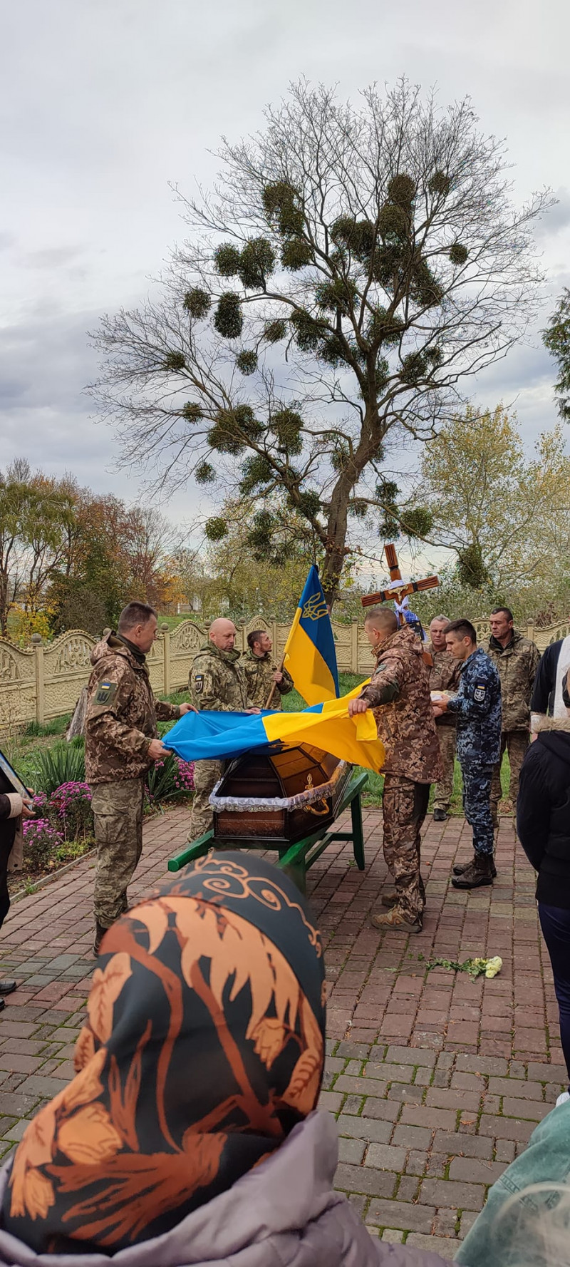 Зійшлося усе село: поховали 29-річного сапера з Луцького району Віталія Костюка. Фото