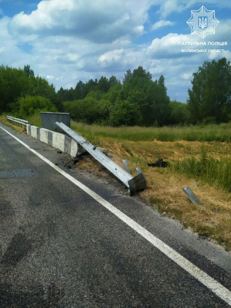 На трасі Київ – Ковель – Ягодин водійка в‘їхала у відбійник