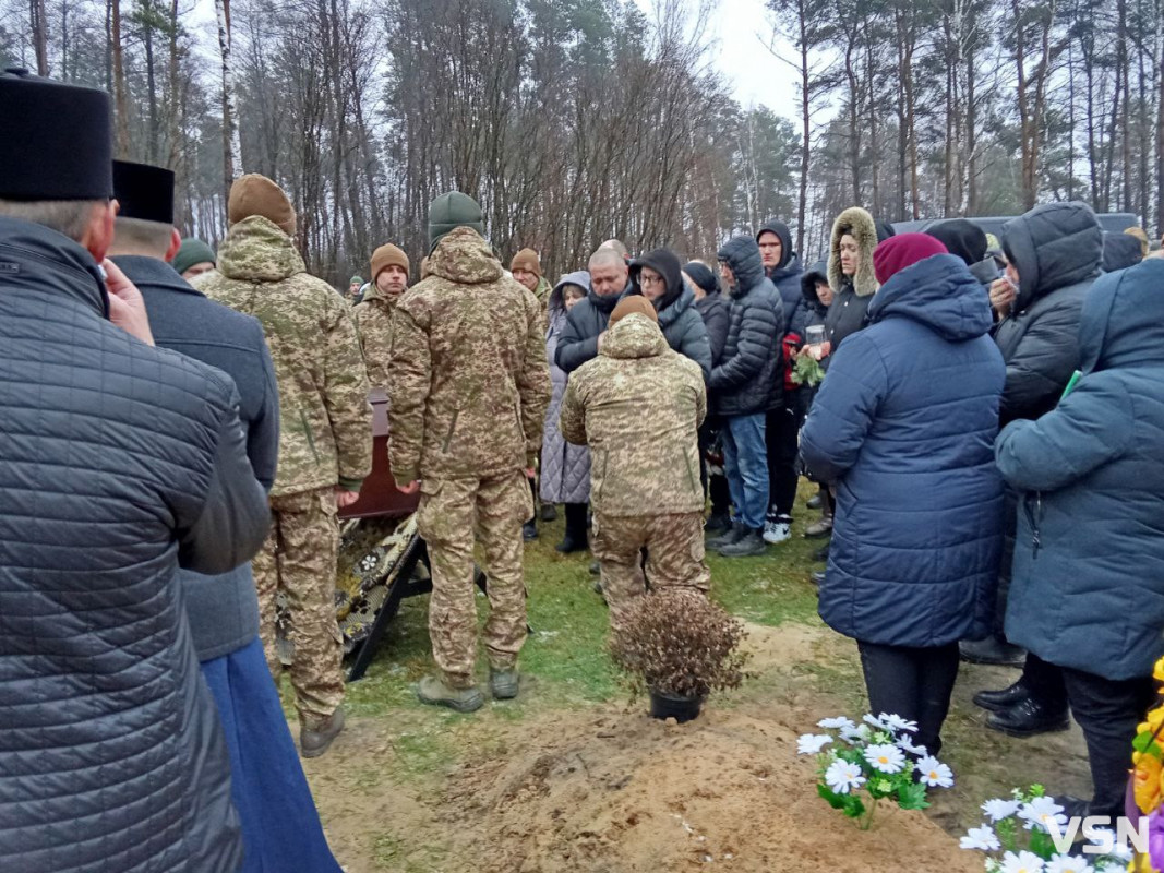 «Боронив країну у найгарячіших точках фронту»: на Волині в останню путь провели 25-річного Героя Віктора Сохацького