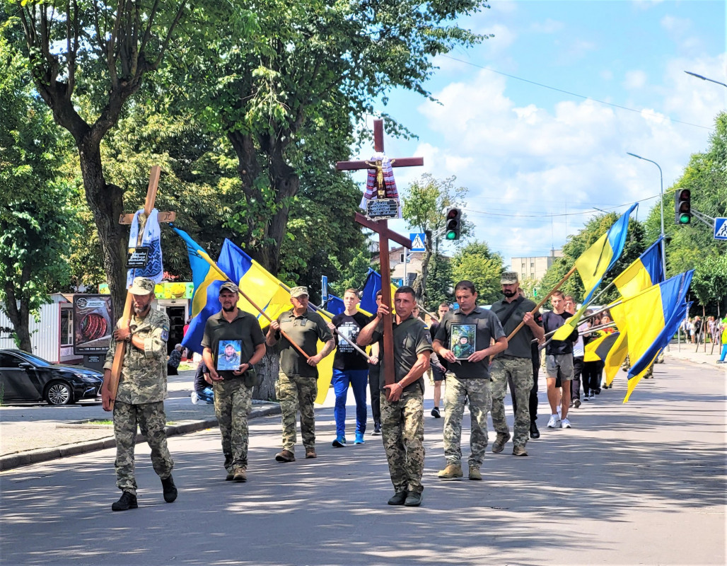 Чорний день: у громаді на Волині попрощалися одразу із двома Героями - Володимиром Лучиновичем та Олександром Берегою