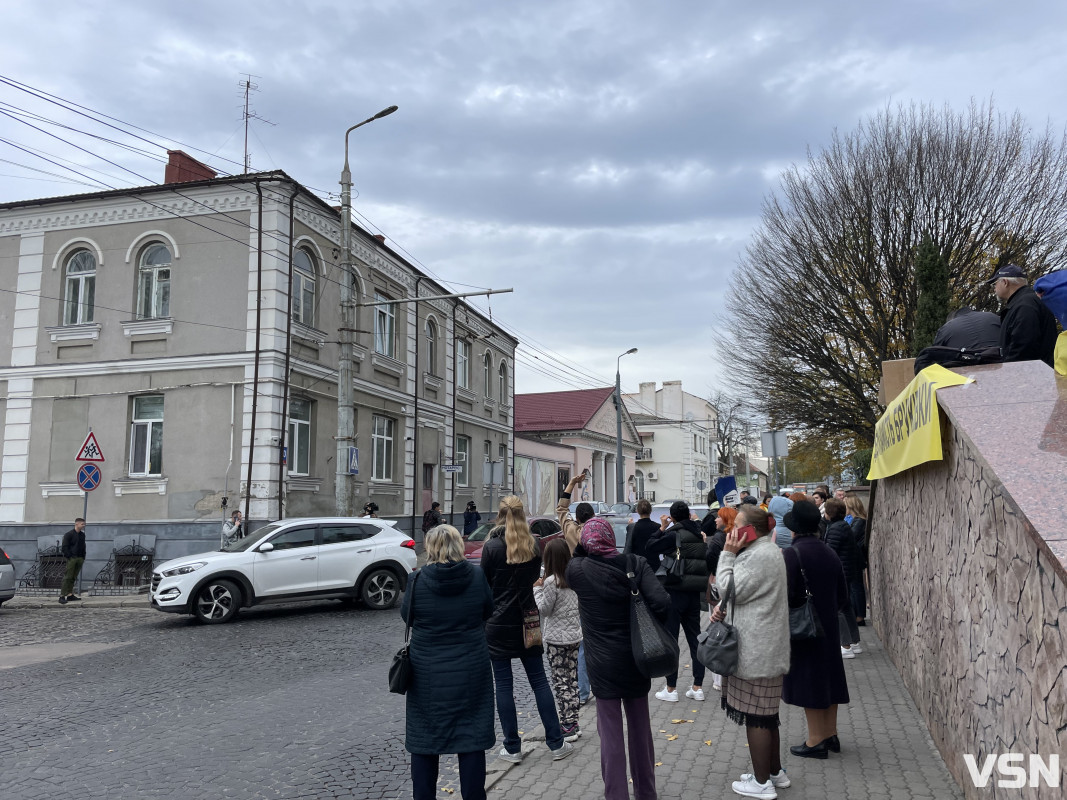 «Дрони замість бруківки»: у Луцьку пікетували міську раду